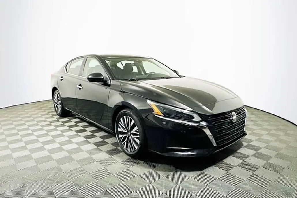 2023 Nissan Altima 2.5 SV photo 1
