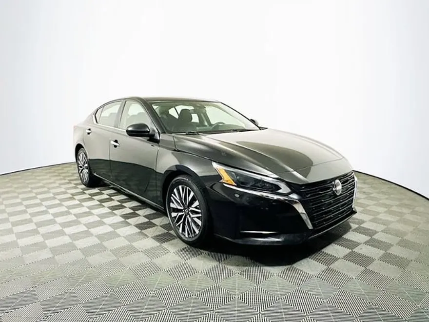 2023 Nissan Altima 2.5 SV photo 1