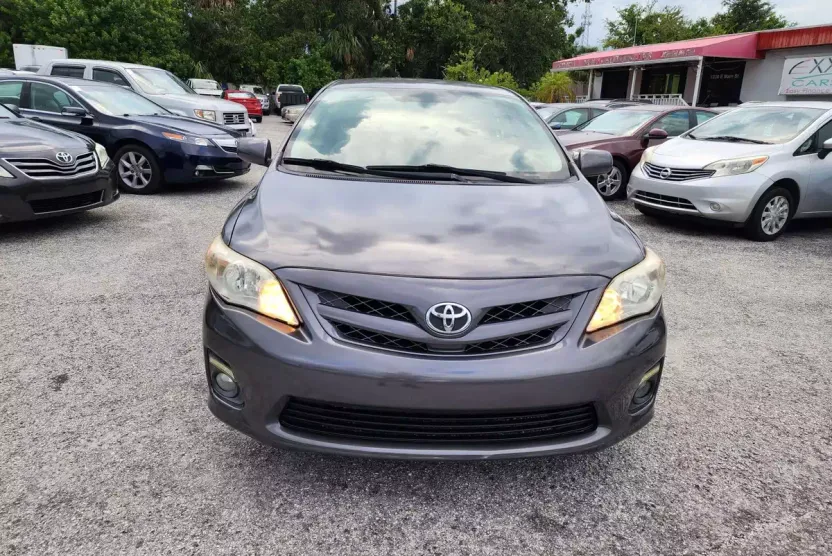 2012 Toyota Corolla LE photo 1