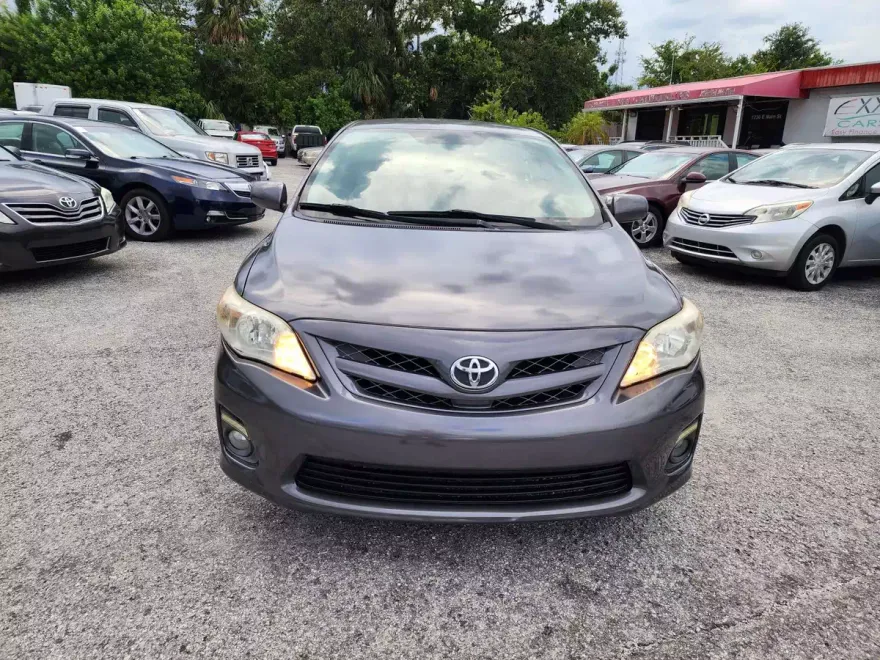 2012 Toyota Corolla LE photo 1