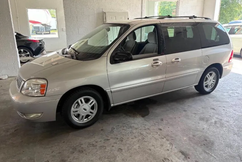 2004 Ford Freestar SEL photo 1