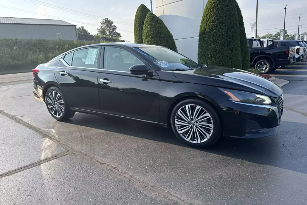 2023 Nissan Altima 2.5 SL photo 1