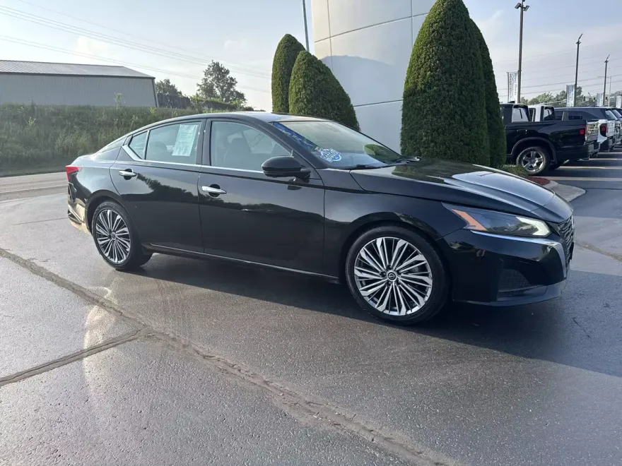 2023 Nissan Altima 2.5 SL photo 1
