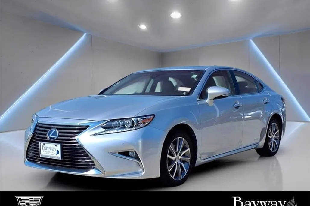 2016 Lexus ES 300h photo 1