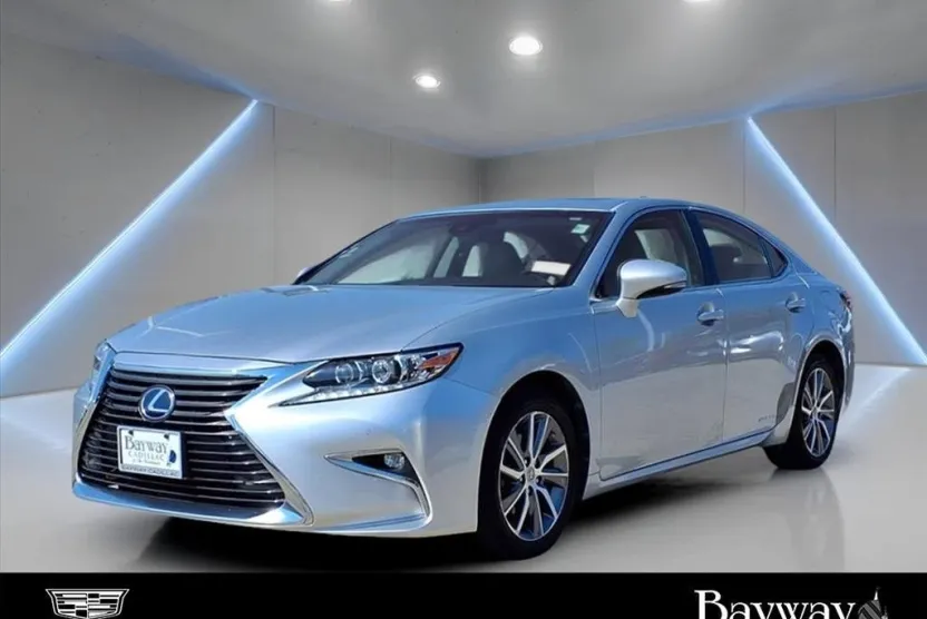 2016 Lexus ES 300h photo 1