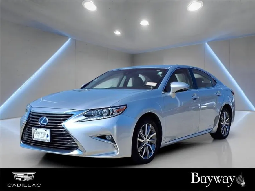 2016 Lexus ES 300h photo 1