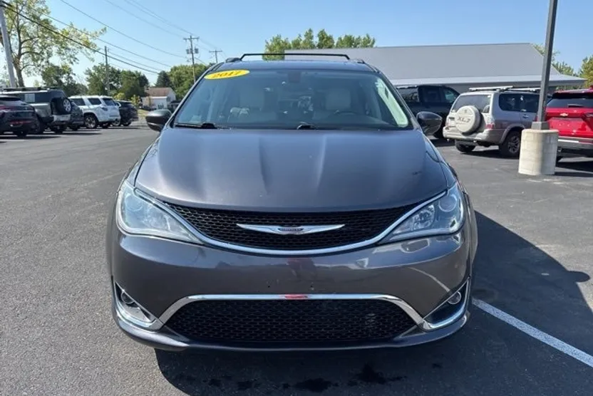 2017 Chrysler Pacifica Touring L photo 1