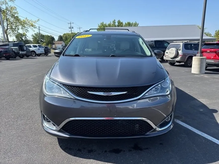 2017 Chrysler Pacifica Touring L photo 1