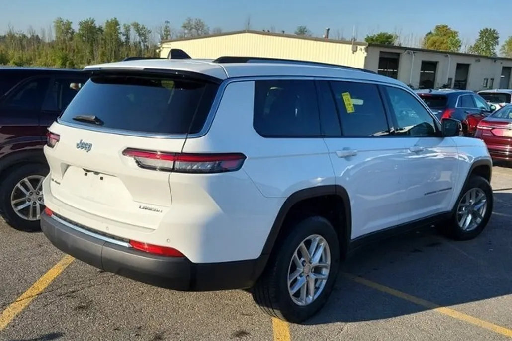 2021 Jeep Grand Cherokee Laredo photo 1