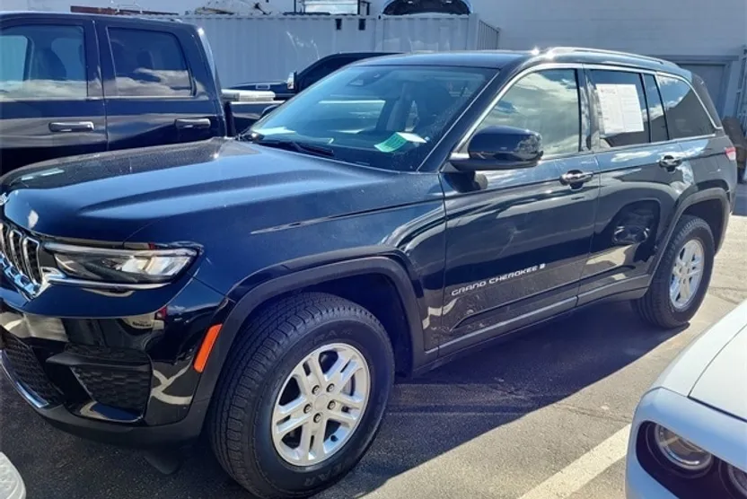 2023 Jeep Grand Cherokee Laredo photo 1