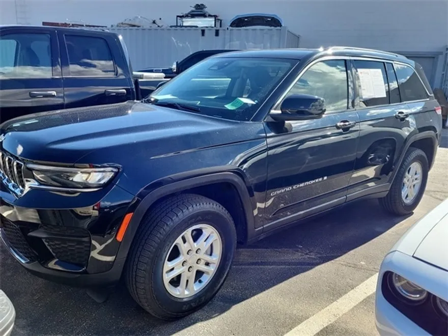 2023 Jeep Grand Cherokee Laredo photo 1
