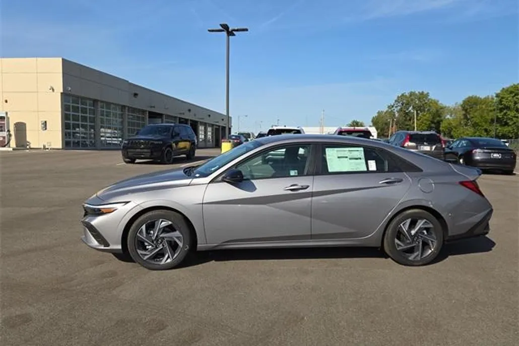 2025 Hyundai Elantra SEL Sport photo 1