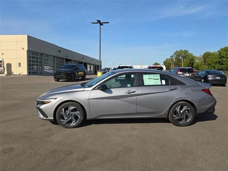 2025 Hyundai Elantra SEL Sport photo 1