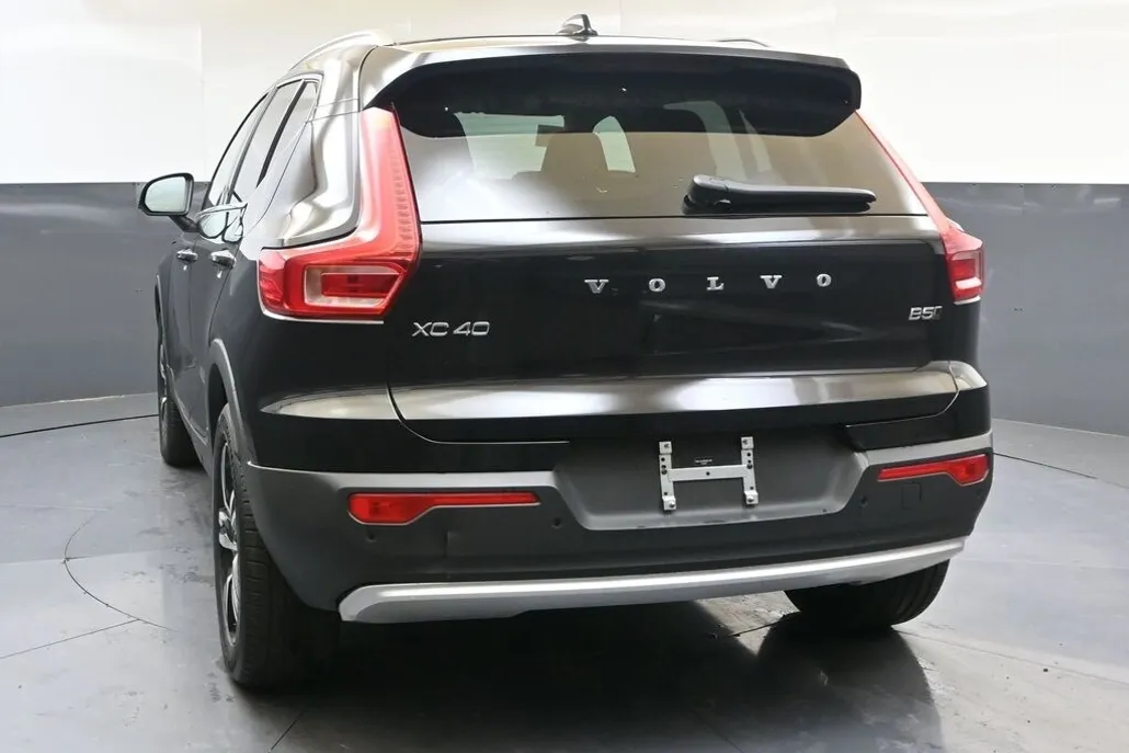 2025 Volvo XC40 Core photo 1