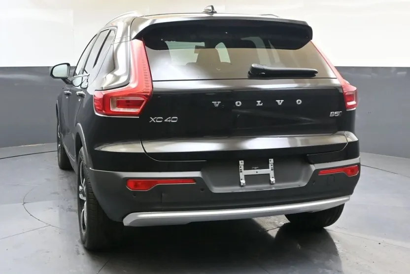 2025 Volvo XC40 Core photo 1