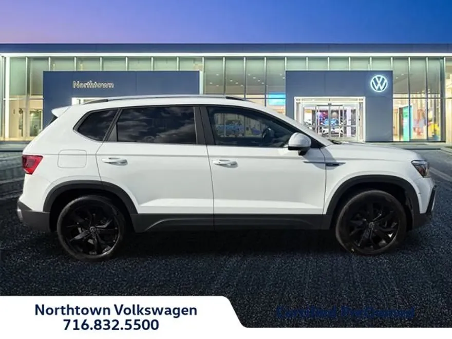 2023 Volkswagen Taos SE photo 1