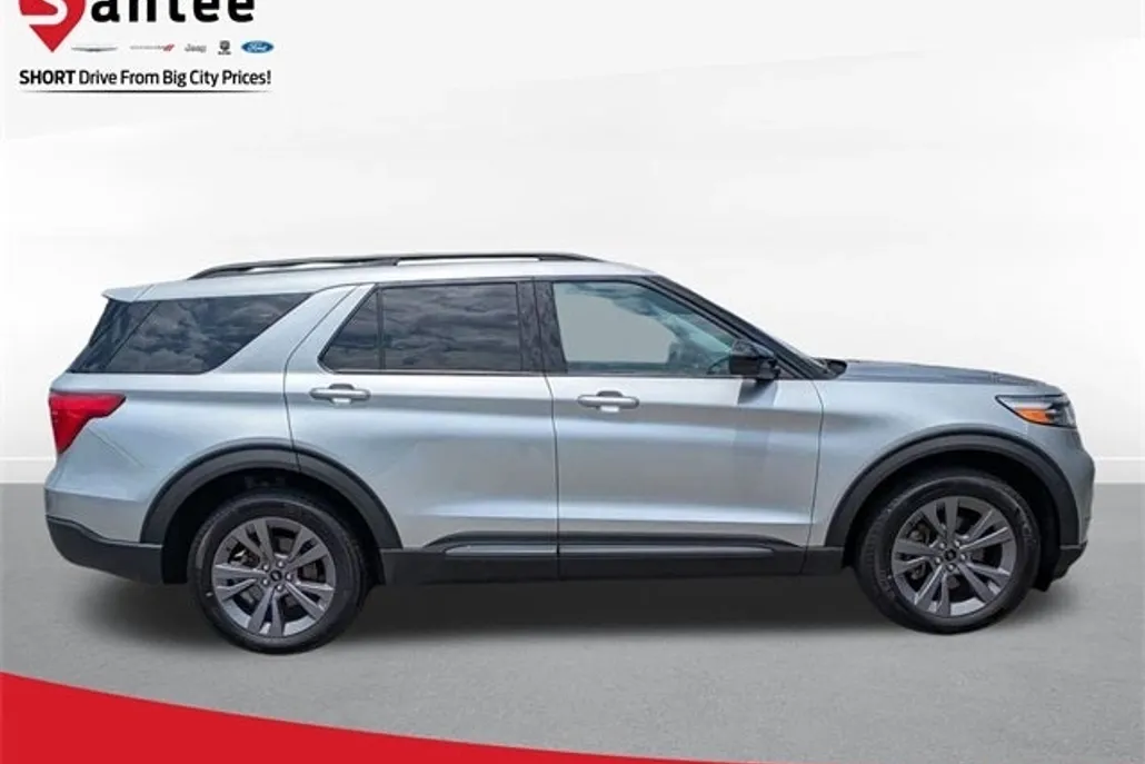 2023 Ford Explorer XLT photo 1