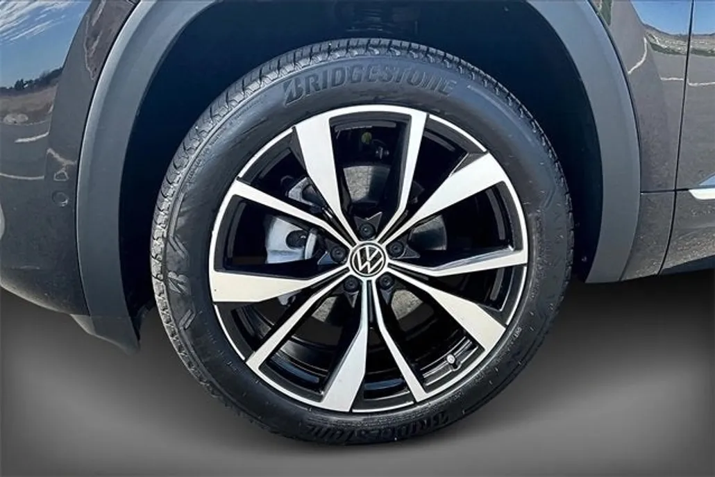 2024 Volkswagen Atlas Cross Sport SEL Premium R-Line photo 1
