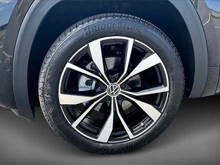 2024 Volkswagen Atlas Cross Sport SEL Premium R-Line photo 1