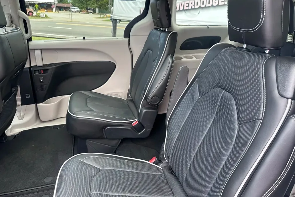 2024 Chrysler Pacifica Limited photo 1