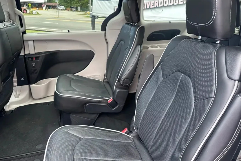 2024 Chrysler Pacifica Limited photo 1