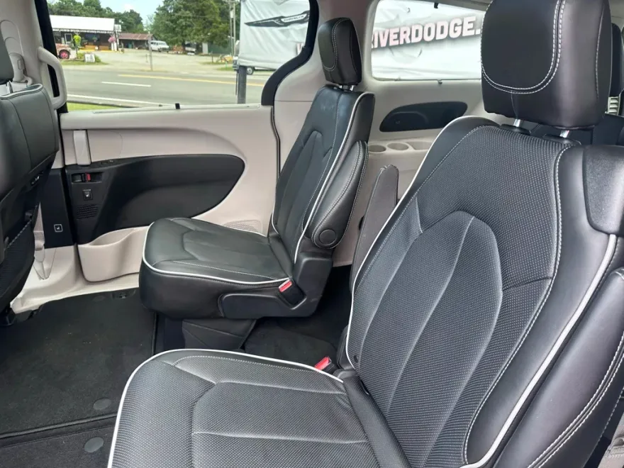 2024 Chrysler Pacifica Limited photo 1