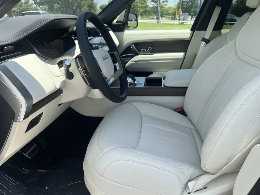 2025 Land Rover Range Rover SE photo 1