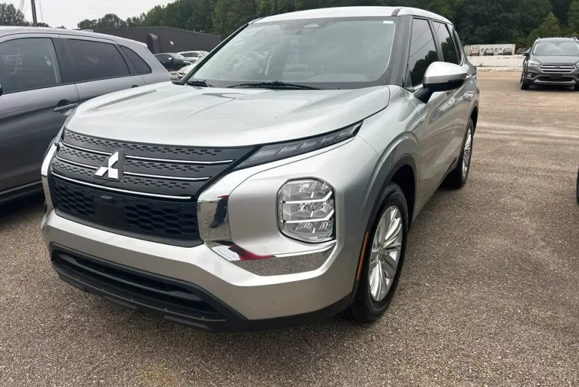 2024 Mitsubishi Outlander ES photo 1