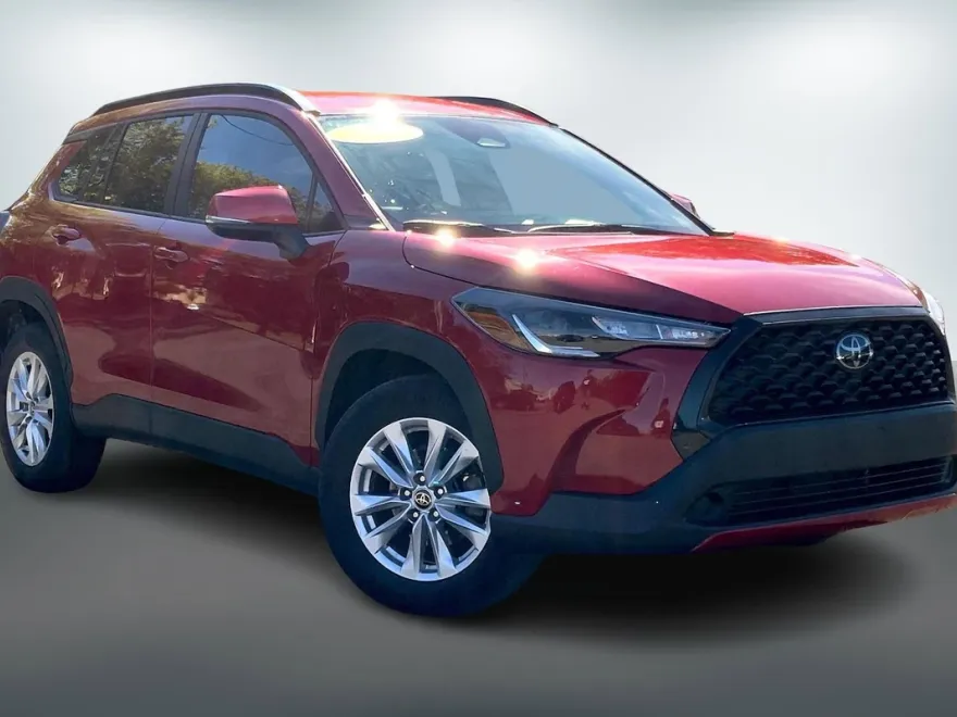 2023 Toyota Corolla Cross LE photo 1