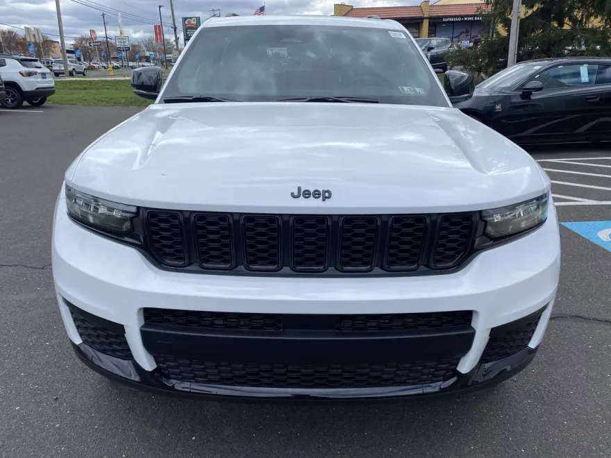 2025 Jeep Grand Cherokee Altitude X photo 2
