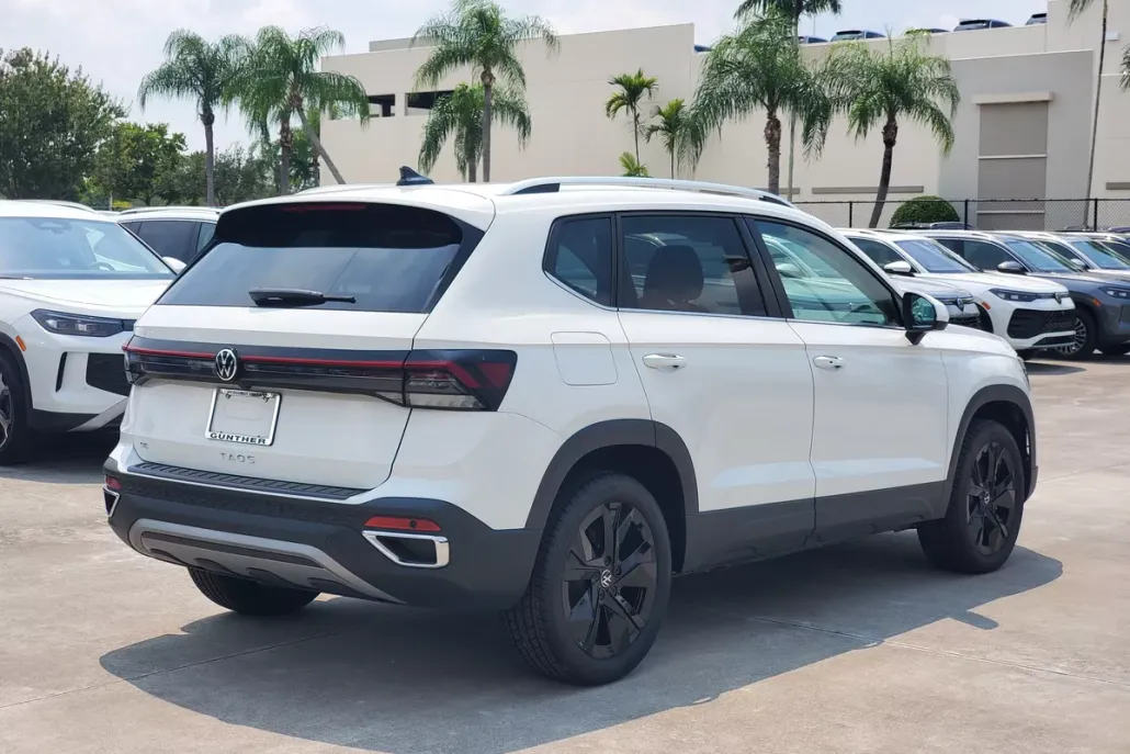 2025 Volkswagen Taos SE photo 1