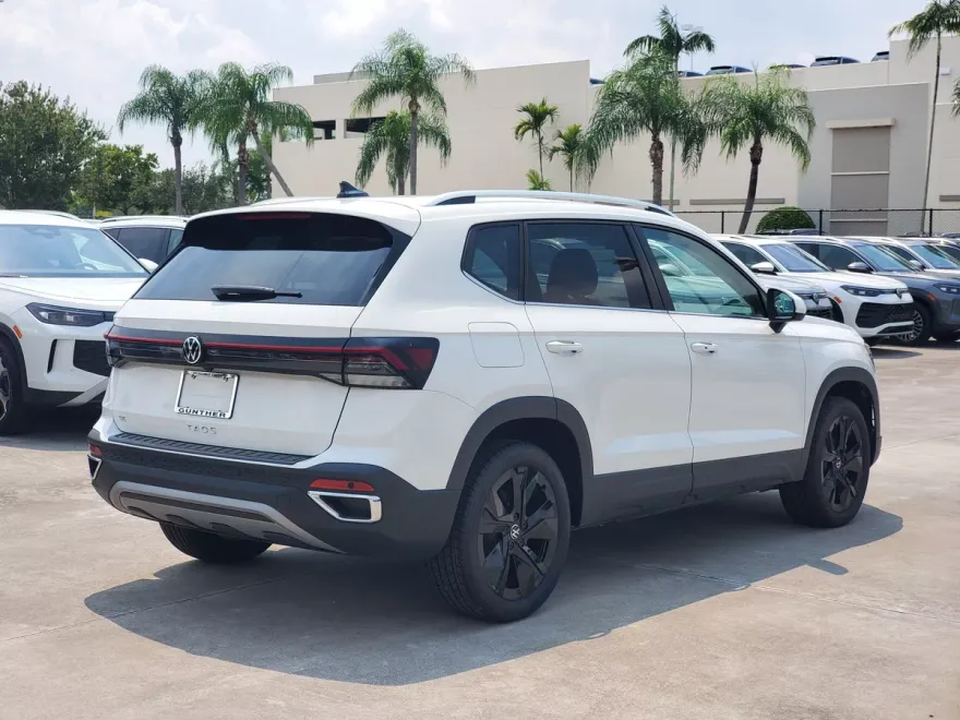 2025 Volkswagen Taos SE photo 1