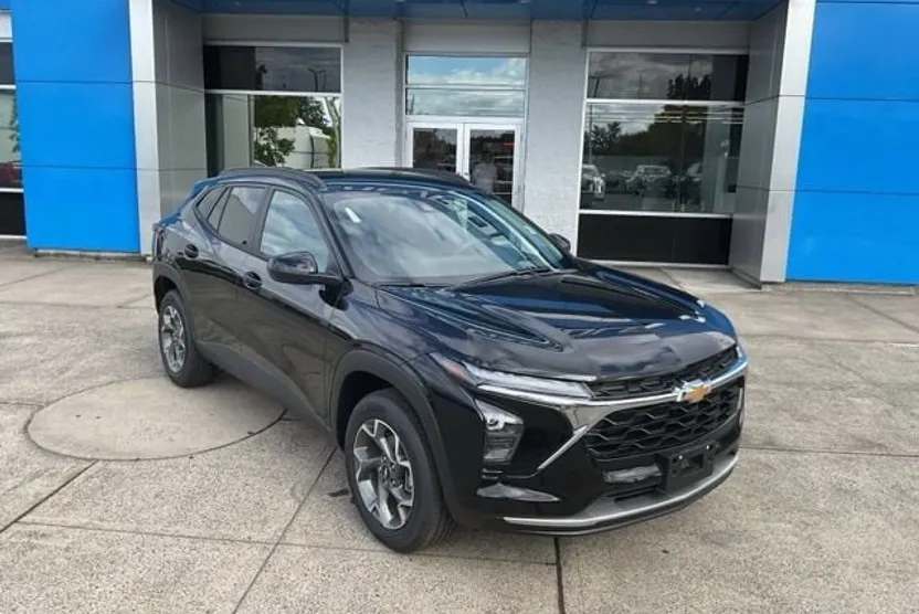 2025 Chevrolet Trax LT photo 1