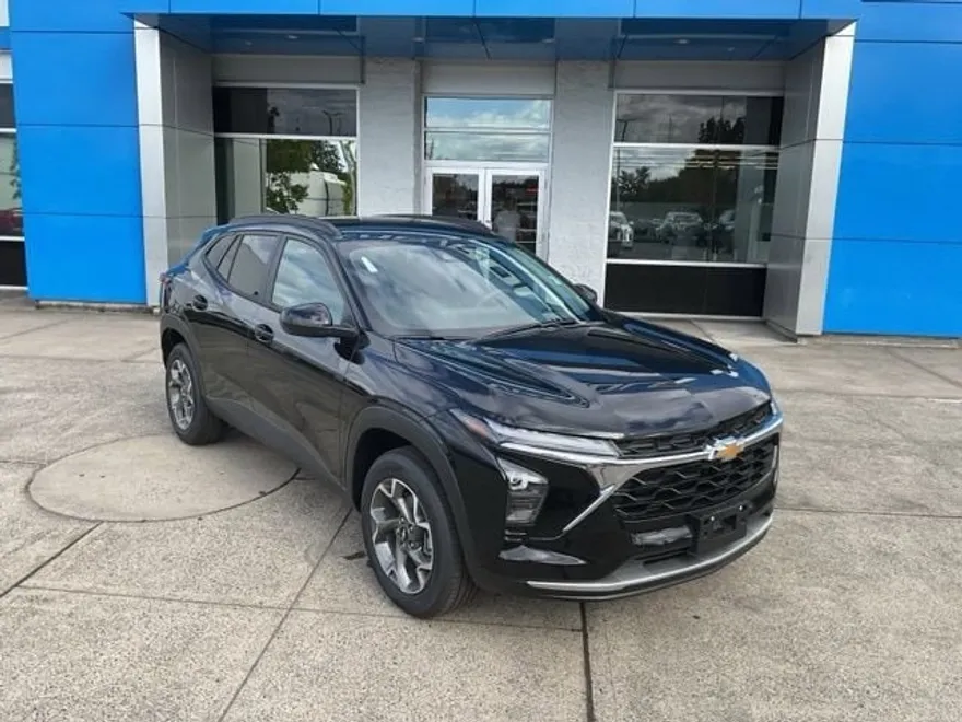 2025 Chevrolet Trax LT photo 1