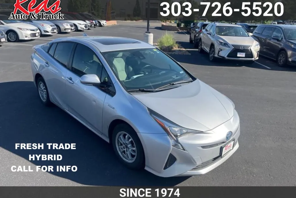 2017 Toyota Prius Three photo 1