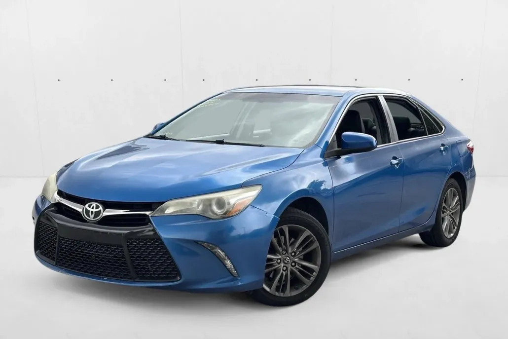 2017 Toyota Camry SE photo 1