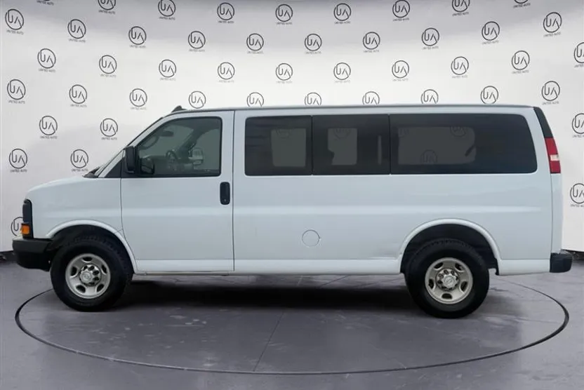 2017 Chevrolet Express Passenger LS photo 1
