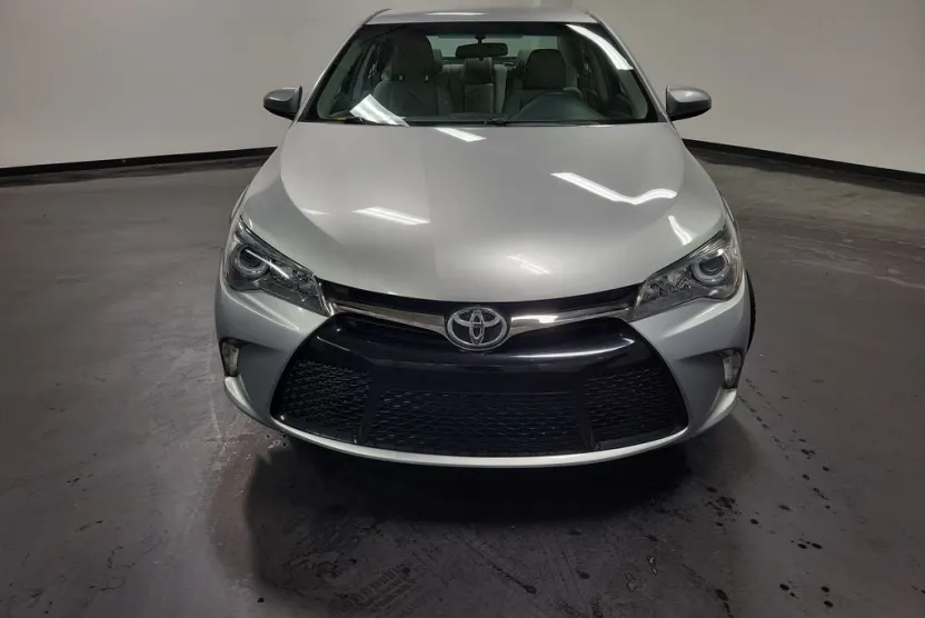 2016 Toyota Camry SE photo 1