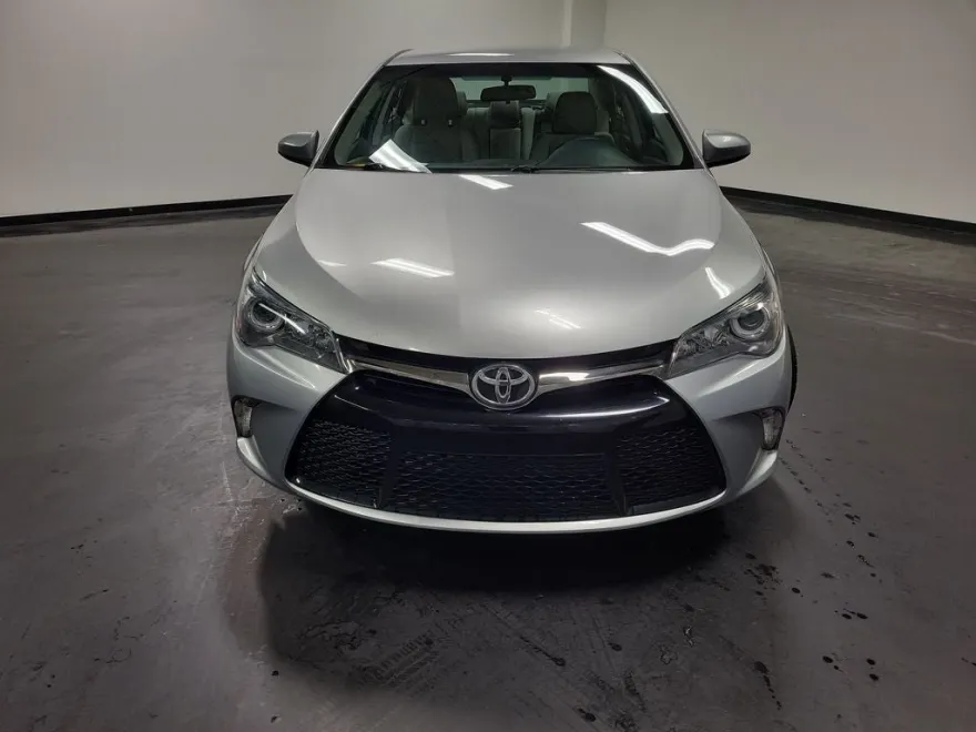 2016 Toyota Camry SE photo 1