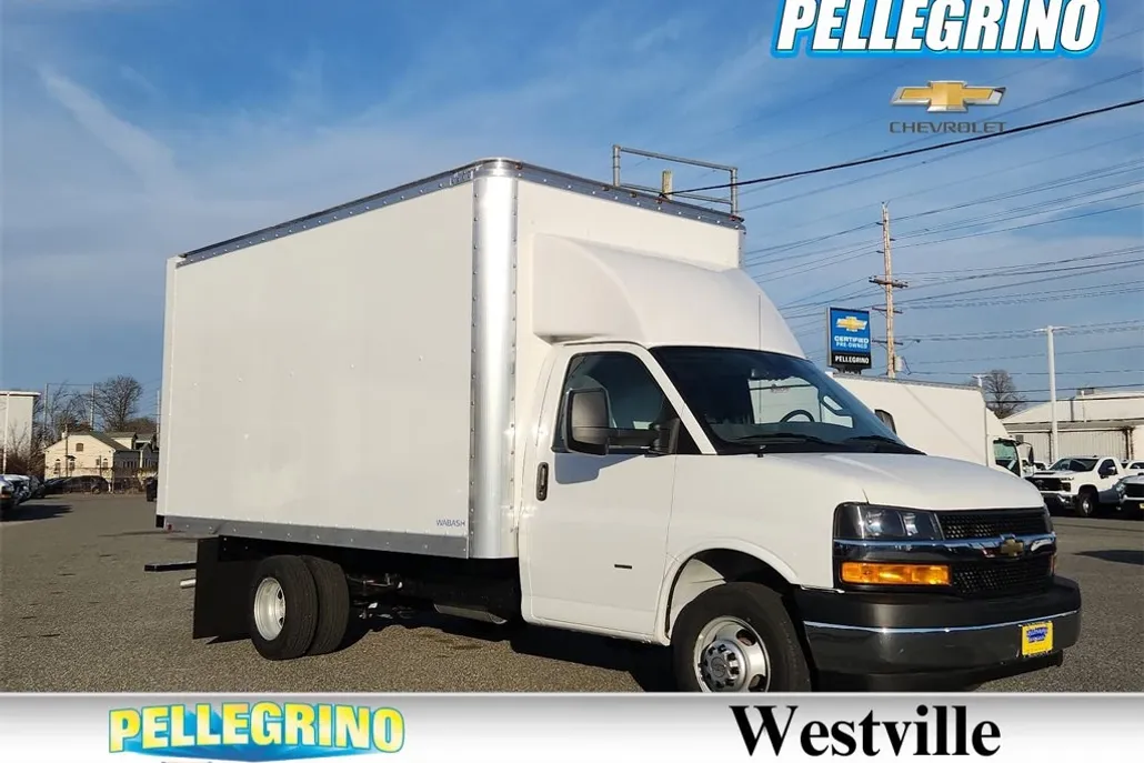 2023 Chevrolet Express Cutaway 3500 photo 1