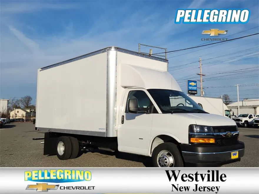 2023 Chevrolet Express Cutaway 3500 photo 1