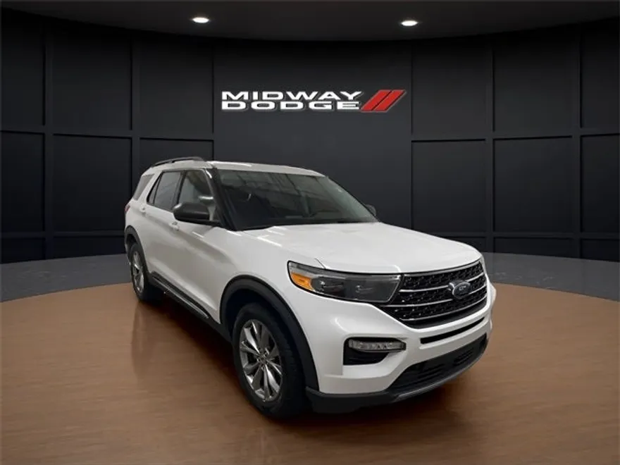 2023 Ford Explorer XLT photo 1
