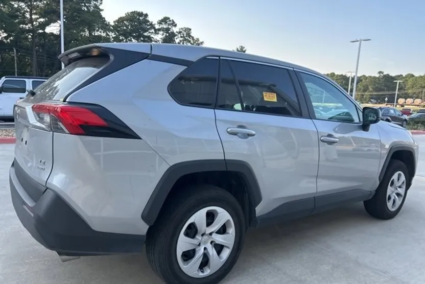 2024 Toyota RAV4 LE photo 1