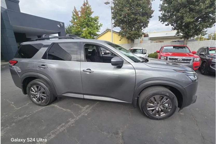2022 Nissan Pathfinder SV photo 1
