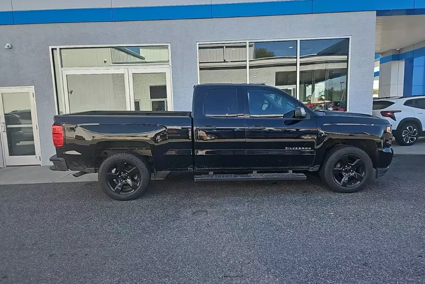 2018 Chevrolet Silverado 1500 Custom photo 1