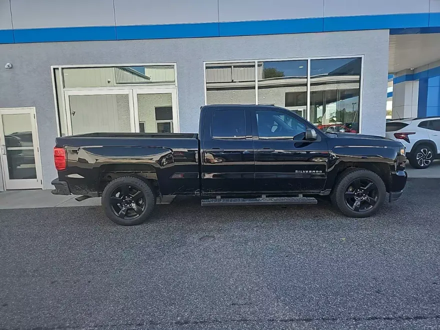2018 Chevrolet Silverado 1500 Custom photo 1