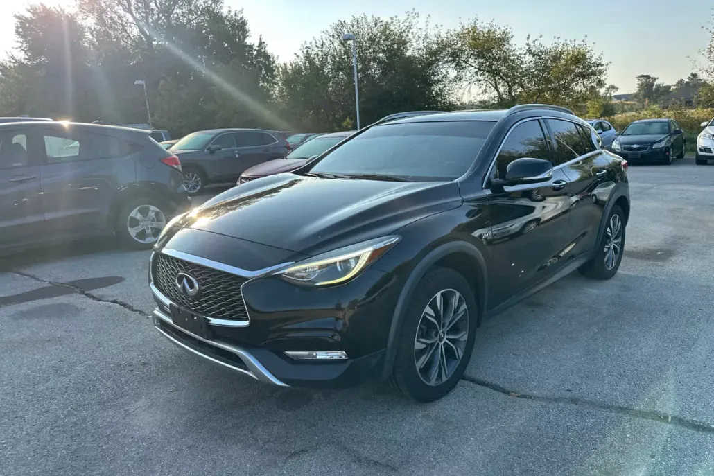 2018 Infiniti QX30 Premium photo 1
