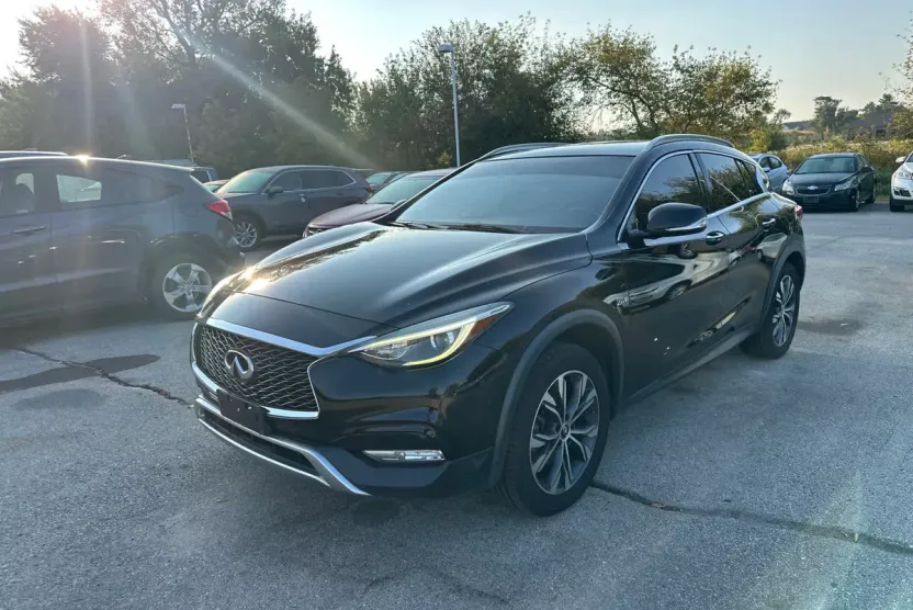 2018 Infiniti QX30 Premium photo 1