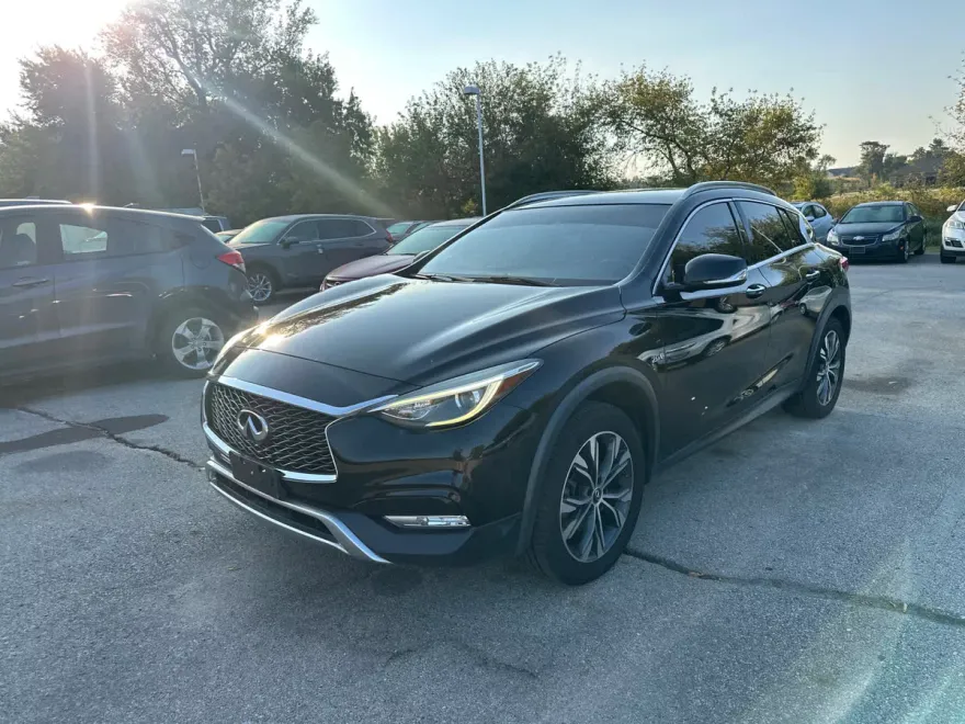 2018 Infiniti QX30 Premium photo 1