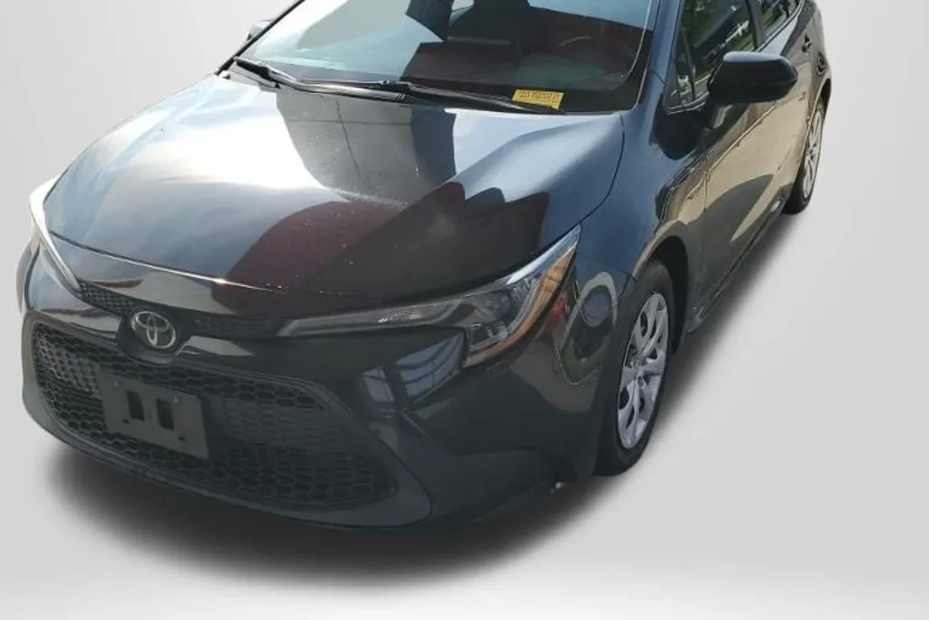 2021 Toyota Corolla LE photo 1